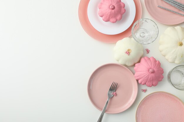 Stół z przygotowanym jedzeniem w pastelowej kuchni